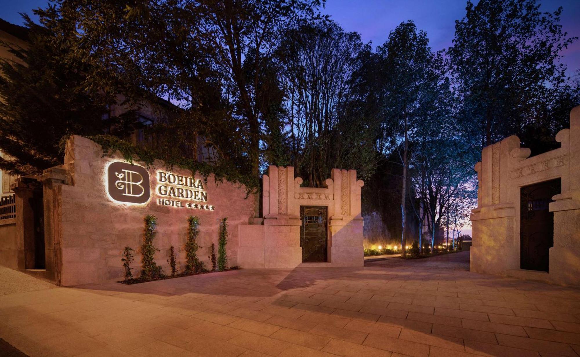 Boeira Garden Hotel Porto Gaia, Curio Collection By Hilton Vila Nova de Gaia Eksteriør billede Entrance to the hotel