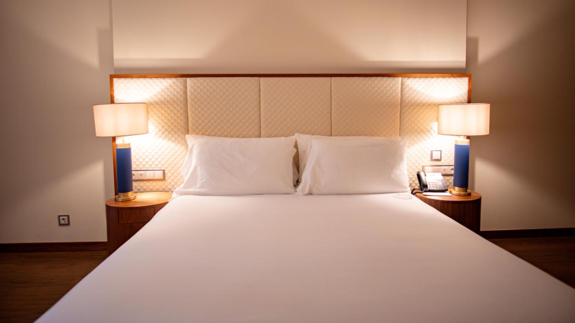 Boeira Garden Hotel Porto Gaia, Curio Collection By Hilton Vila Nova de Gaia Eksteriør billede A bed