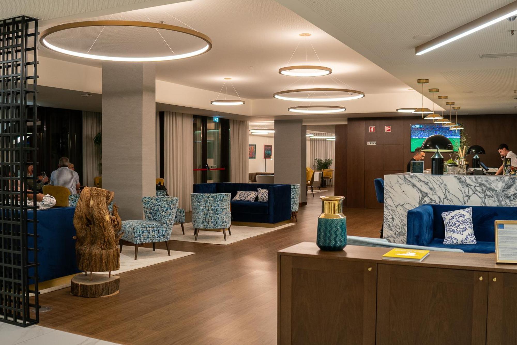 Boeira Garden Hotel Porto Gaia, Curio Collection By Hilton Vila Nova de Gaia Eksteriør billede The lobby of the hotel