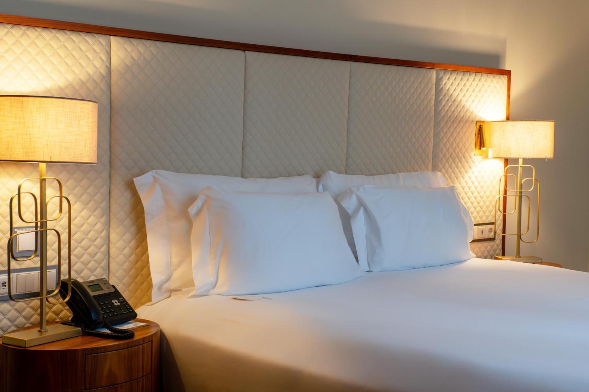 Boeira Garden Hotel Porto Gaia, Curio Collection By Hilton Vila Nova de Gaia Eksteriør billede A bed with a headboard