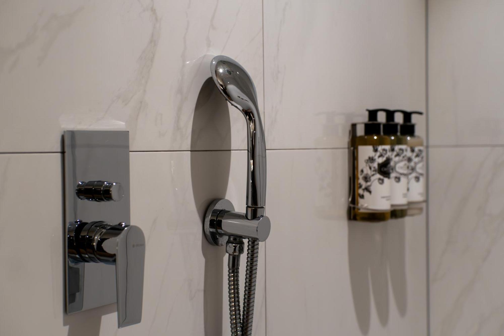 Boeira Garden Hotel Porto Gaia, Curio Collection By Hilton Vila Nova de Gaia Eksteriør billede A shower hose