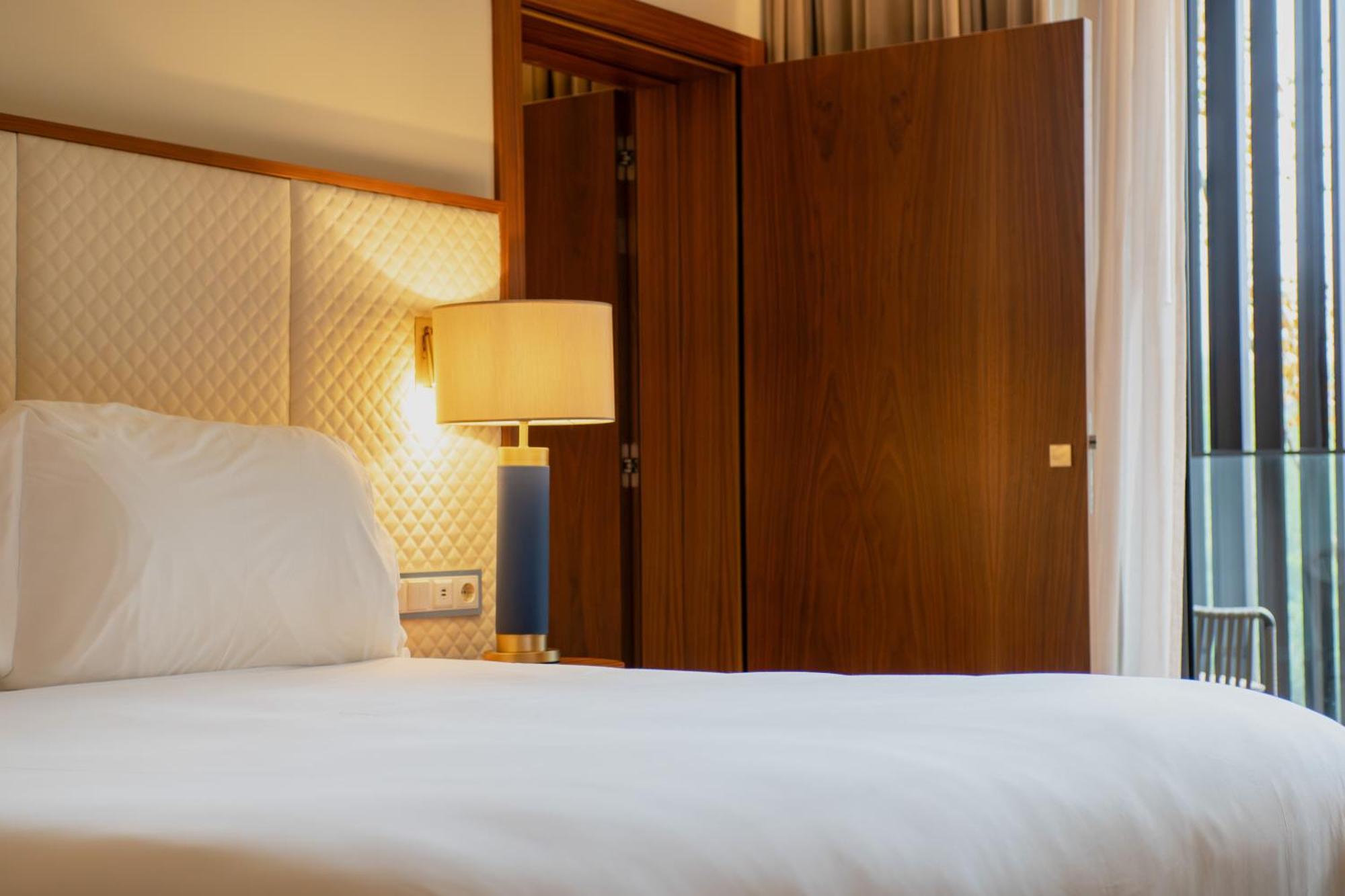 Boeira Garden Hotel Porto Gaia, Curio Collection By Hilton Vila Nova de Gaia Eksteriør billede A bedroom at the hotel