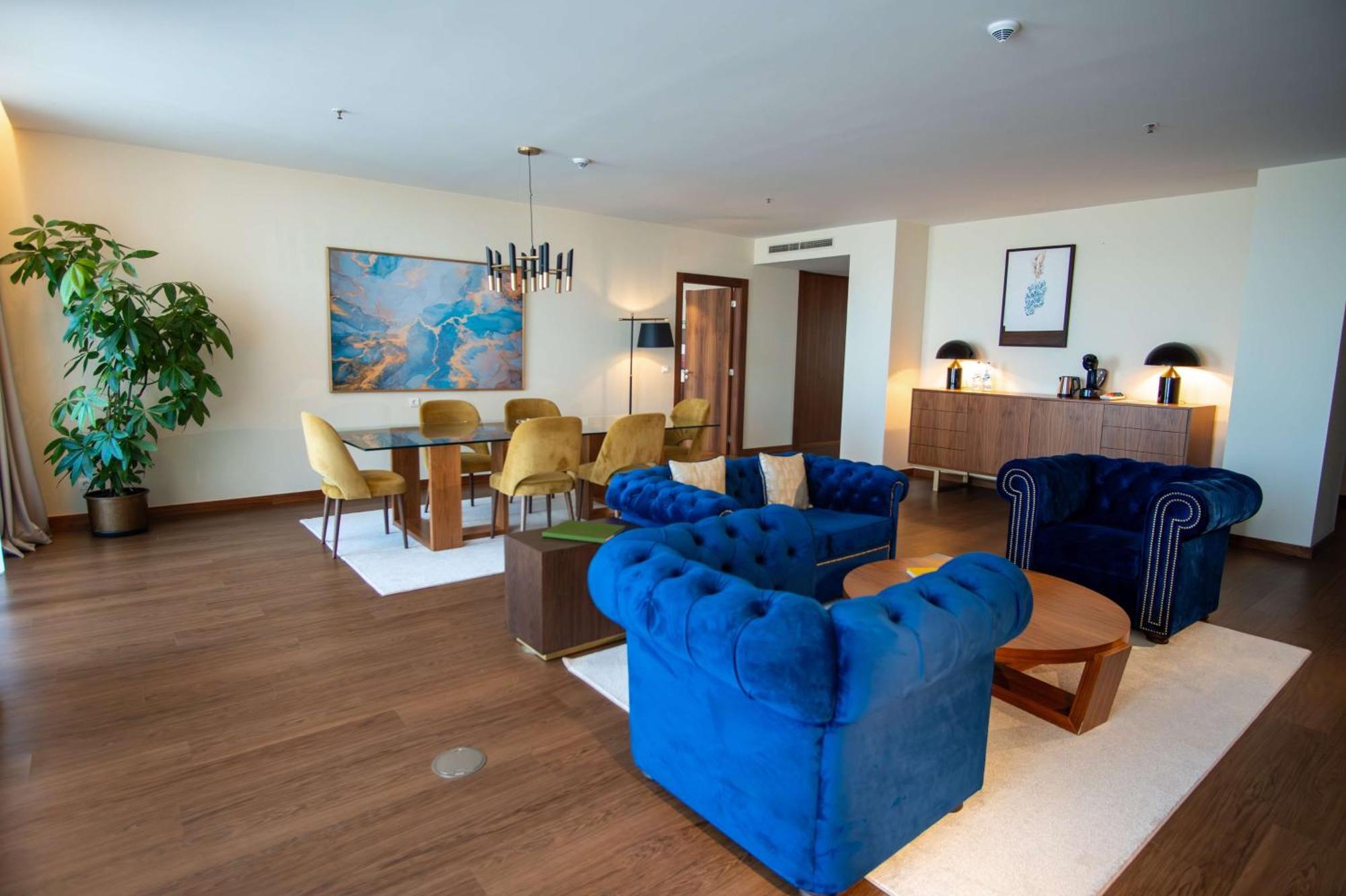 Boeira Garden Hotel Porto Gaia, Curio Collection By Hilton Vila Nova de Gaia Eksteriør billede A living room in a suite at the hotel