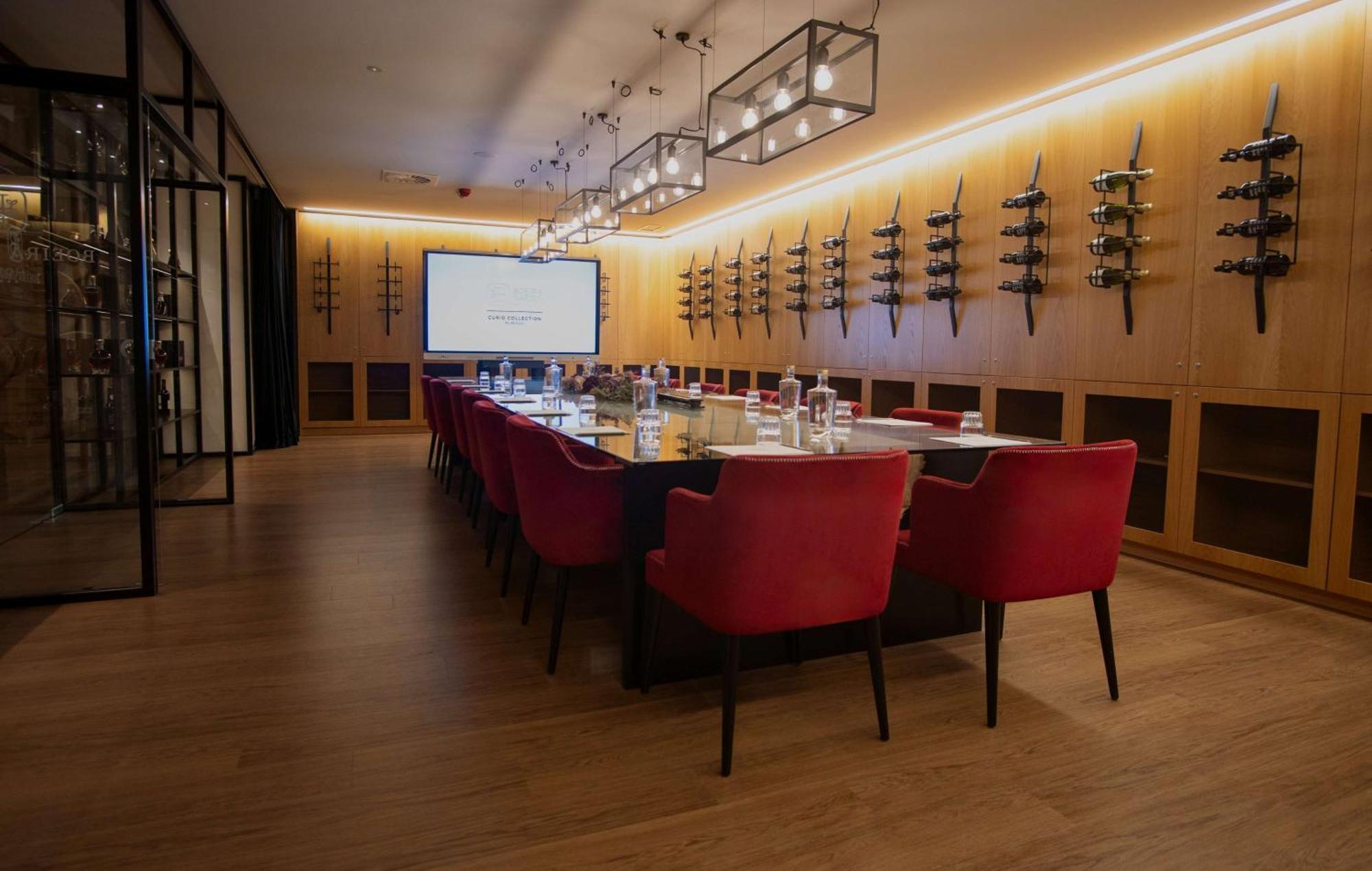 Boeira Garden Hotel Porto Gaia, Curio Collection By Hilton Vila Nova de Gaia Eksteriør billede The boardroom at the London Business School